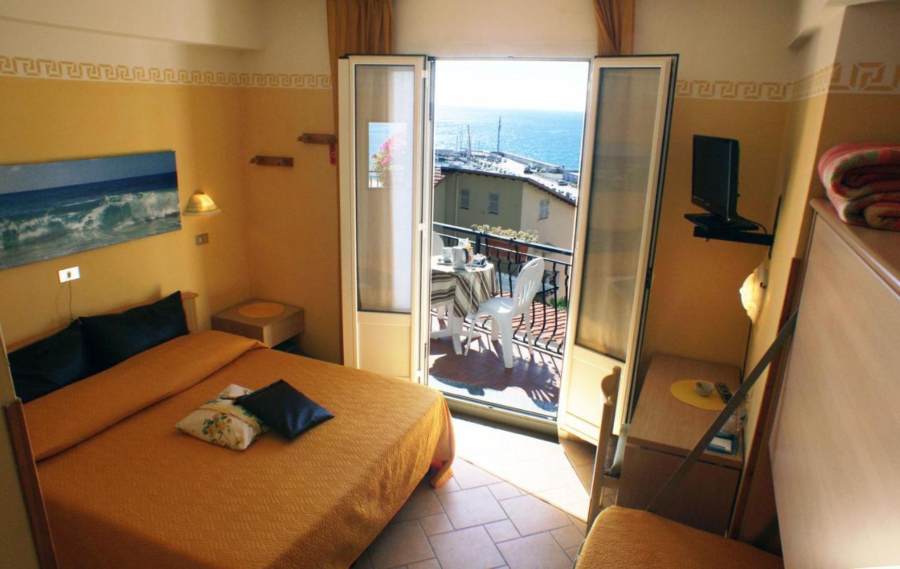 Albergo La Pineta Marina dʼMarina dʼAndora Kültér fotó