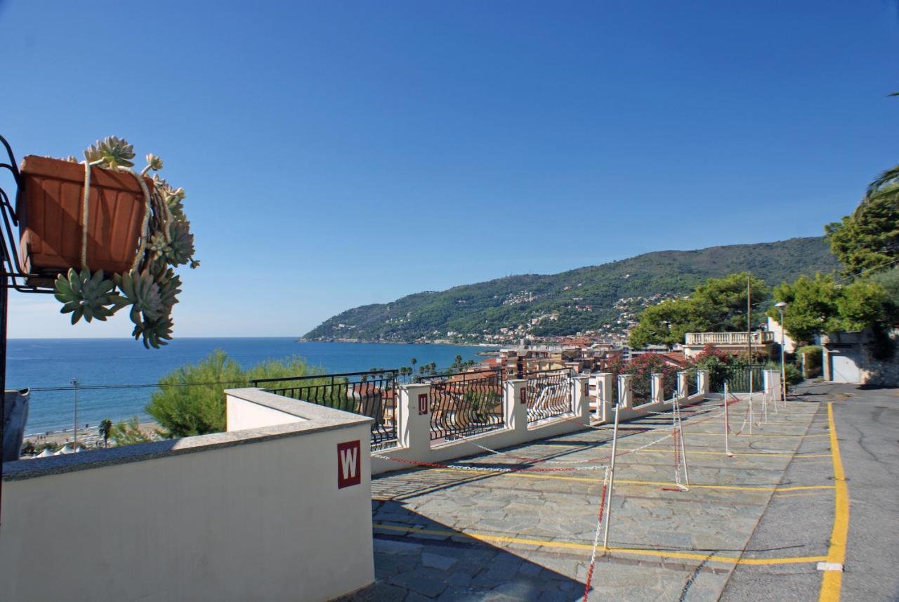 Albergo La Pineta Marina dʼMarina dʼAndora Kültér fotó