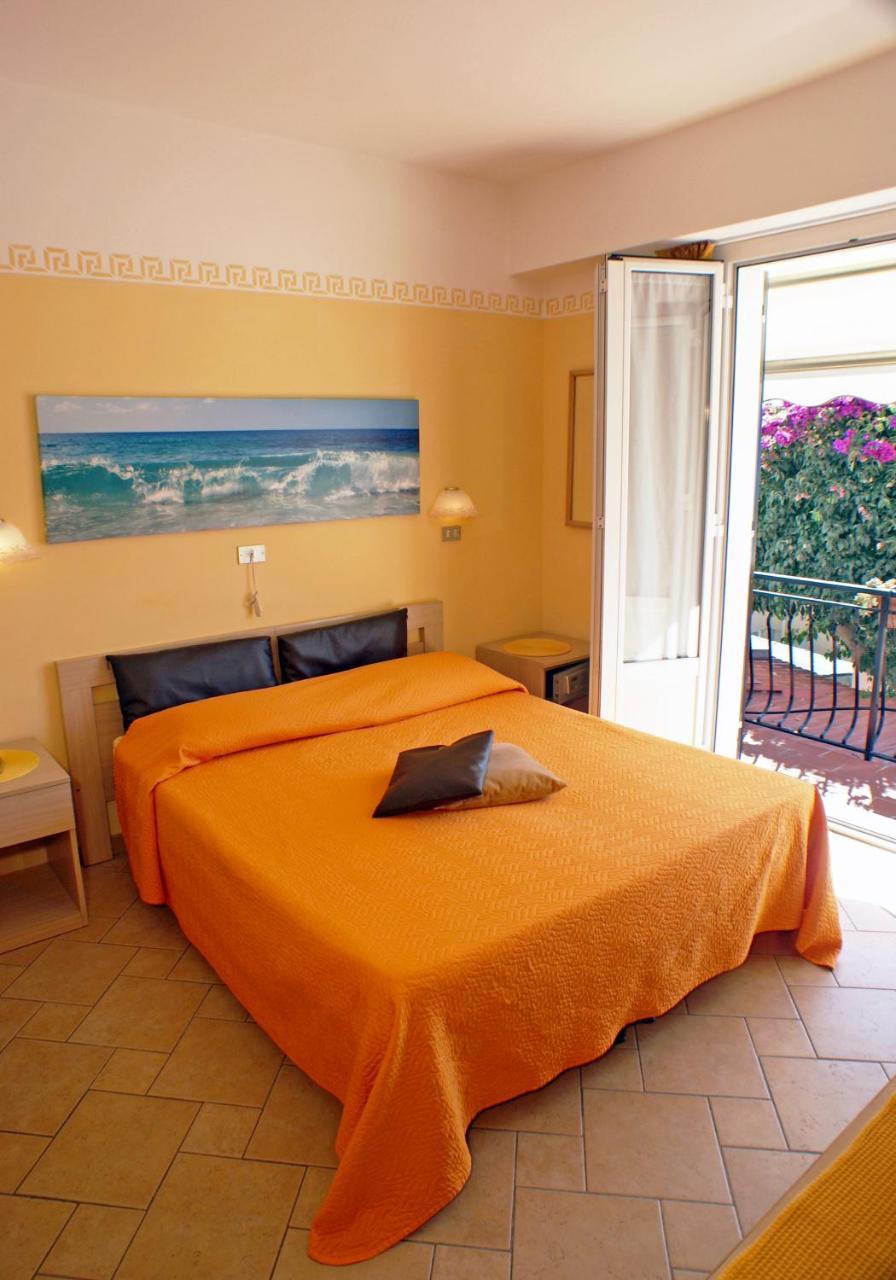 Albergo La Pineta Marina dʼMarina dʼAndora Kültér fotó