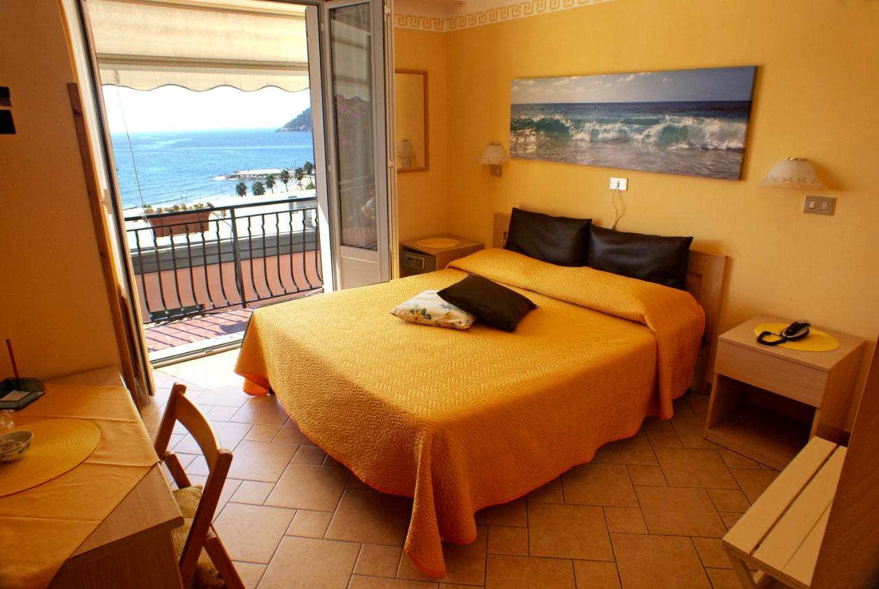 Albergo La Pineta Marina dʼMarina dʼAndora Kültér fotó